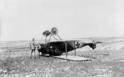  Le 35e avion allemand abattu par Guynemer à Hoéville, avion à l'envers