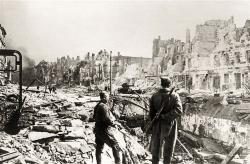 deux soldats soviétiques de dos  regardant l’une des artères centrales de Berlin, les bâtiments complètement détruits