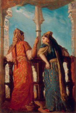 Deux femmes vues de dos sont accoudées sous une arcade géminée revêtue d’une céramique au décor à peine esquissé, ouverte dans l’épaisseur d’une loggia. 