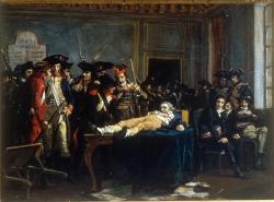 Robespierre gît au centre du tableau sur une table de l’antichambre du Comité de salut public.