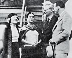 Trotsky avec sa femme,  Frida Kahlo et  Max Shachtman à Tampico le 9 janvier 1937 