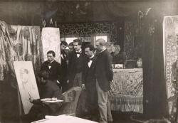 La photographie montrant Alfons Mucha (1860-1939) au travail, fer de lance de l’art nouveau viennois, évoque une nouvelle fois l’atelier comme le lieu historique de la théorie de la peinture et de sa mise en pratique. 