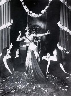 Mata Hari) éxécutant des danses brahmaniques dans la bibliothèque du Musée Guimet de Paris