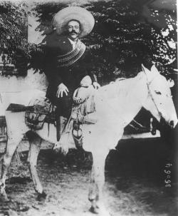 général Pancho Villa à cheval, victorieux chef des forces constitutionnelles du Nord du Mexique