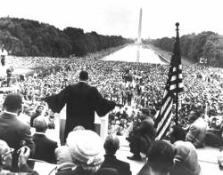 Dr Martin Luther King Jr. de dos s'adressant à la foule