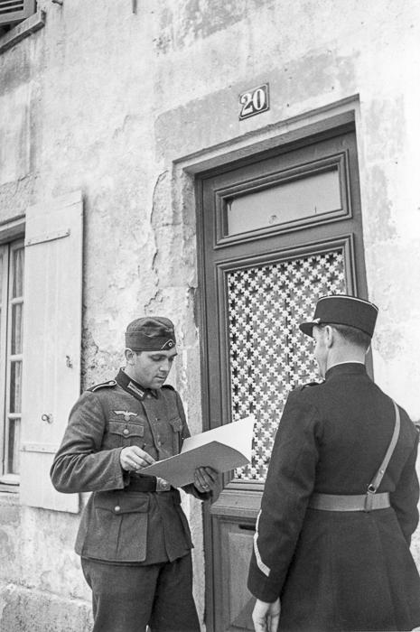 Patrouille commune d'un gendarme français et d'un militaire allemand