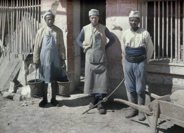 Un Groupe de Sénégalais : trois hommes en train de travailler