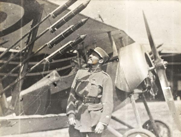 Norman Prince près de son avion