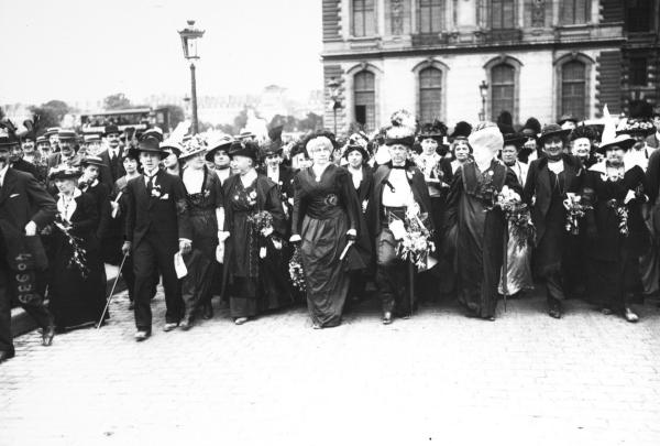Manifestation des suffragettes, Mme Séverine en tête du cortège